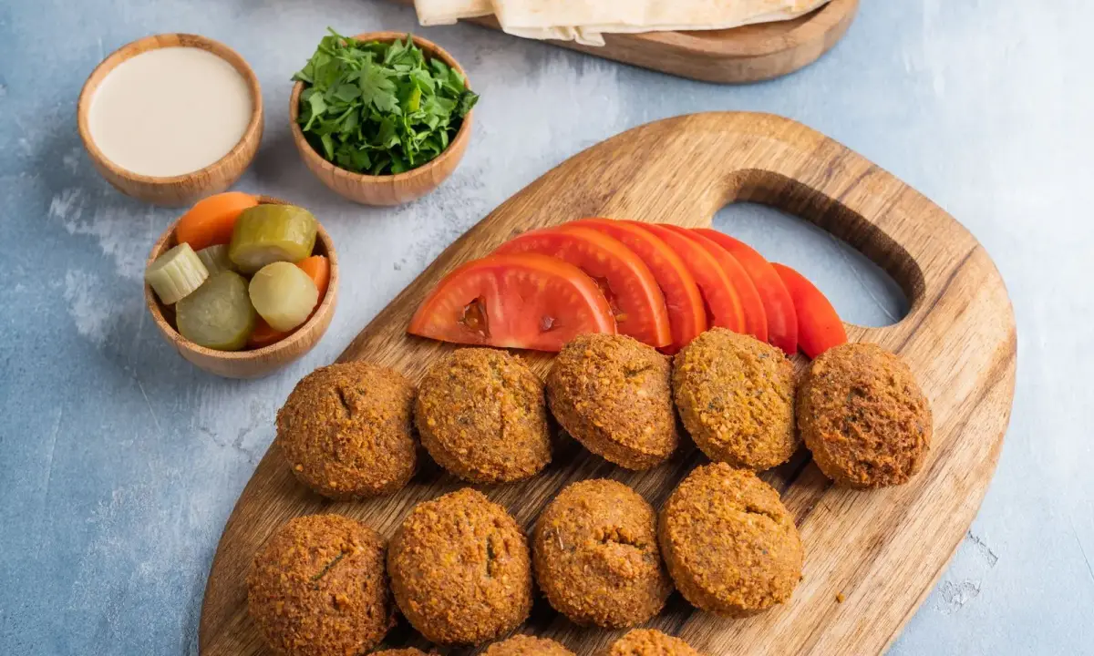Falafel with bread, vegetables and sauces